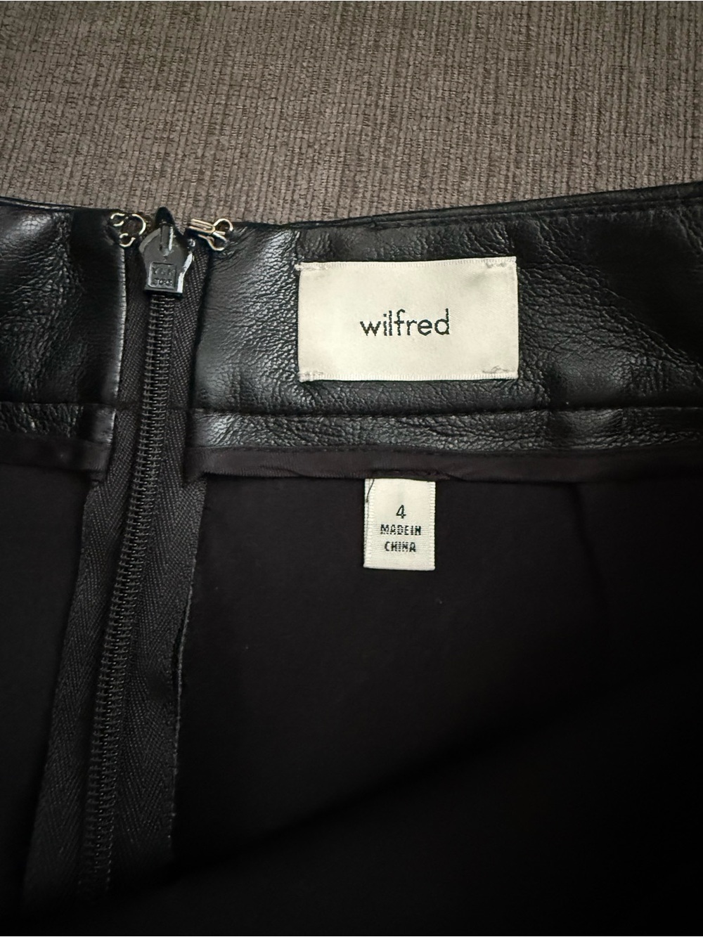 WILFRED • aritzia Patio mini skirt black vegan leather size 4 high waisted 79499 - Picture 8 of 9